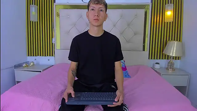 Snapshot of sammysex- chatting on 11/25/25, 06:24 sammysex- online show from 11/25/25, 06:24