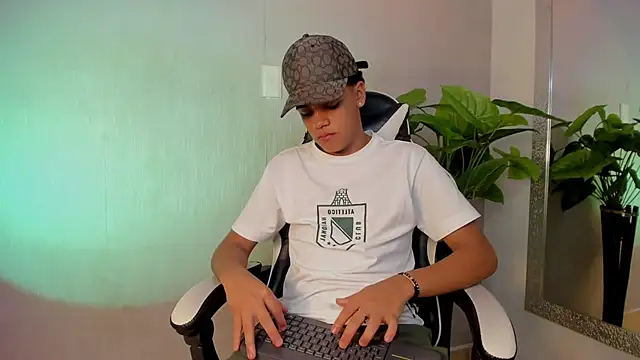 Snapshot of Isaac_Collins_ chatting on 12/04/25, 08:28 Isaac Collins online show from 12/04/25, 08:28