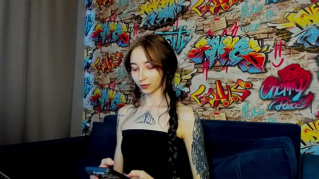 Snapshot of Ellen_Hops chatting on 05/27/26, 01:57 Ellen Hops online show from 05/27/26, 01:57