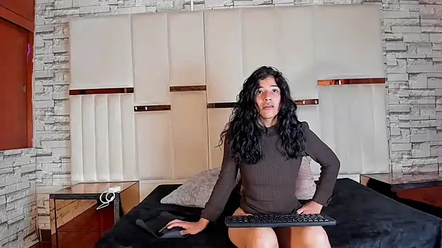 Snapshot of peachrouge chatting on 05/19/26, 04:46 peachrouge online show from 05/19/26, 04:46