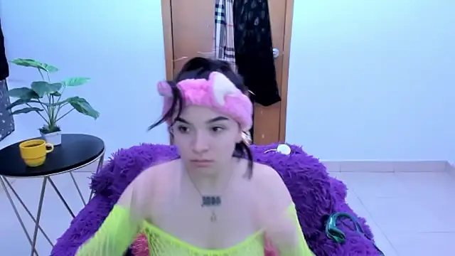 Snapshot of Honney_19 chatting on 12/16/25, 10:20 Honney 19 online show from 12/16/25, 10:20