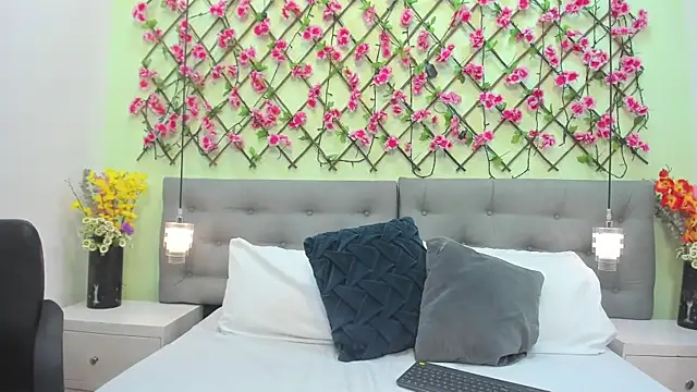 Snapshot of Luna_delvalle chatting on 11/28/25, 05:54 Luna delvalle online show from 11/28/25, 05:54