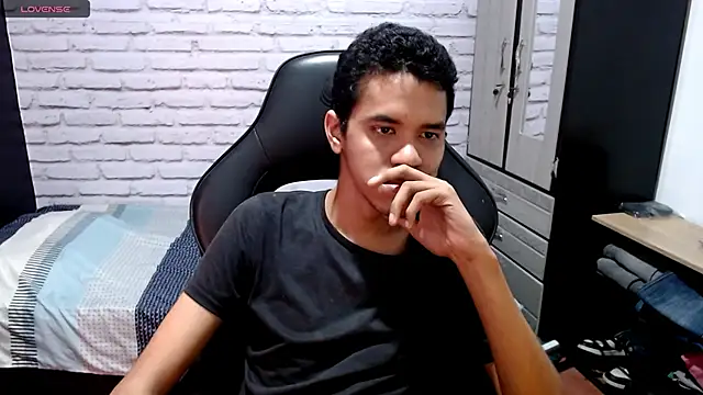 Snapshot of not4work chatting on 03/15/26, 02:39 not4work online show from 03/15/26, 02:39