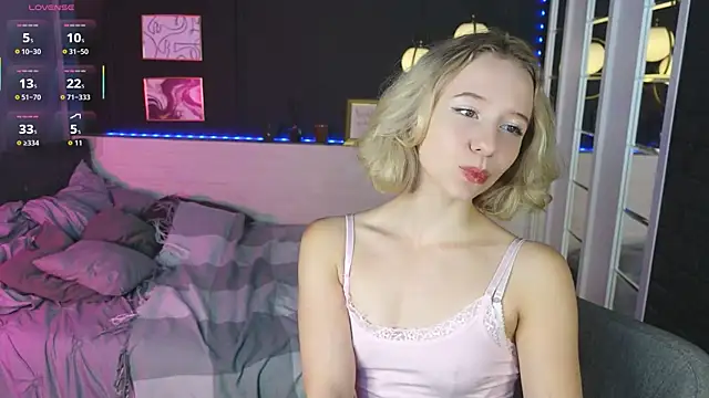 Snapshot of Tiffany__May chatting on 12/16/25, 01:49 Tiffany May online show from 12/16/25, 01:49