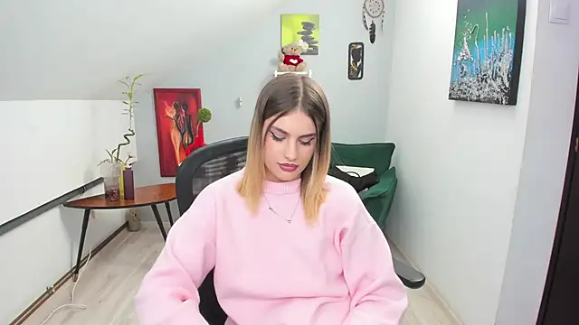 Snapshot of SarahOwenn chatting on 12/02/25, 01:28 SarahOwenn online show from 12/02/25, 01:28