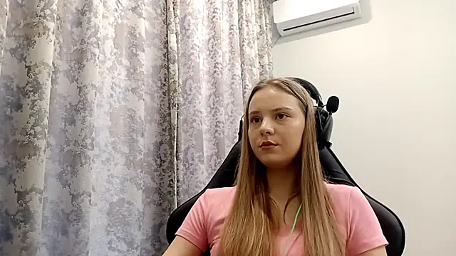 Snapshot of CrackShirker chatting on 12/16/25, 08:08 CrackShirker online show from 12/16/25, 08:08