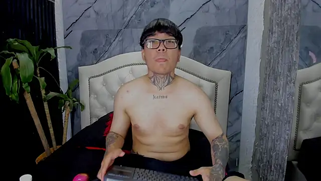 Snapshot of Noah_West18 chatting on 12/02/25, 07:53 Noah West18 online show from 12/02/25, 07:53