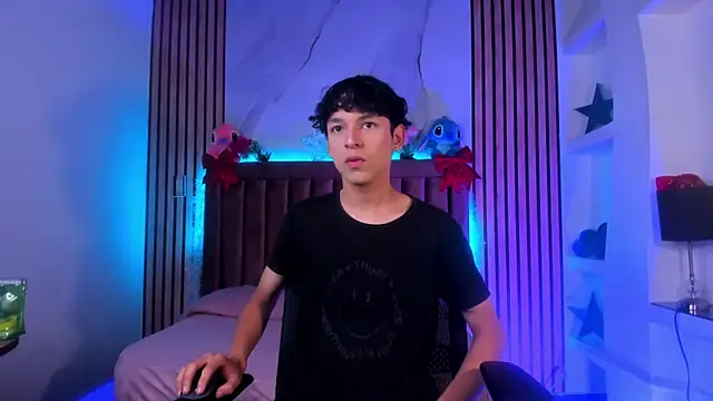 Snapshot of SthepanodiMonaco chatting on 12/17/25, 07:53 SthepanodiMonaco online show from 12/17/25, 07:53