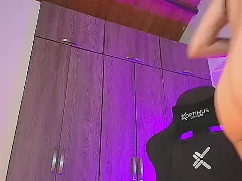 Snapshot of Doll_Dollys_ chatting on 12/05/25, 01:36 Doll Dollys online show from 12/05/25, 01:36