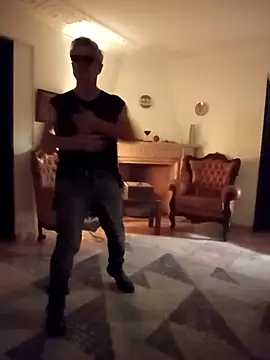 Snapshot of CasalGarcia69 chatting on 11/29/25, 04:48 CasalGarcia69 online show from 11/29/25, 04:48