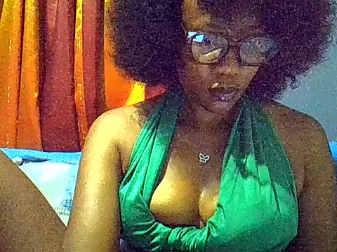Snapshot of PreettyTee chatting on 07/24/26, 10:08 PreettyTee online show from 07/24/26, 10:08