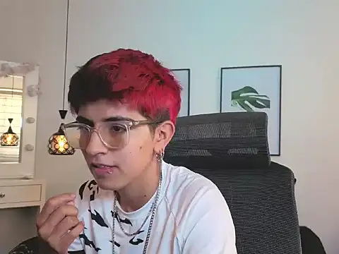 Snapshot of valeryevansvg chatting on 12/01/25, 12:10 valeryevansvg online show from 12/01/25, 12:10