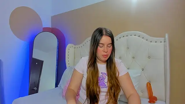 Snapshot of Chloe_Fox18 chatting on 12/15/25, 04:22 Chloe Fox18 online show from 12/15/25, 04:22