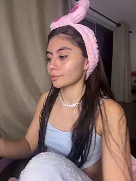 Snapshot of Stormi_Thompsonn_ chatting on 11/30/25, 12:25 Stormi Thompsonn online show from 11/30/25, 12:25