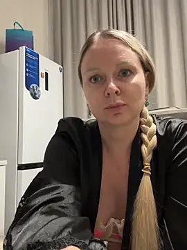 Snapshot of zetrx300 chatting on 12/18/25, 06:14 zetrx300 online show from 12/18/25, 06:14