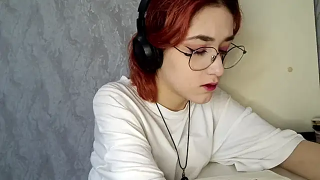 Snapshot of LinaWatter chatting on 12/03/25, 11:41 LinaWatter online show from 12/03/25, 11:41