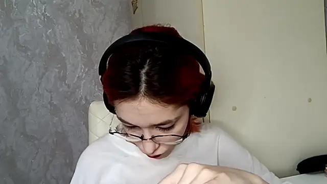 Snapshot of LinaWatter chatting on 12/04/25, 11:52 LinaWatter online show from 12/04/25, 11:52