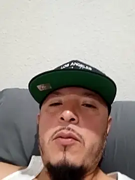 Snapshot of Lalin2323 chatting on 02/04/26, 01:33 Lalin2323 online show from 02/04/26, 01:33