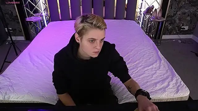 Snapshot of RoxyFlamee chatting on 12/04/25, 01:53 RoxyFlamee online show from 12/04/25, 01:53