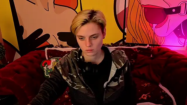 Snapshot of RoxyFlamee chatting on 12/15/25, 01:37 RoxyFlamee online show from 12/15/25, 01:37