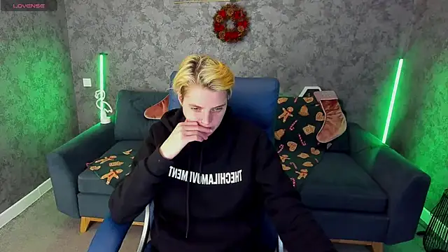 Snapshot of RoxyFlamee chatting on 12/16/25, 01:49 RoxyFlamee online show from 12/16/25, 01:49