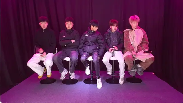 Snapshot of Jiesong-001 chatting on 12/17/25, 10:21 Jiesong-001 online show from 12/17/25, 10:21