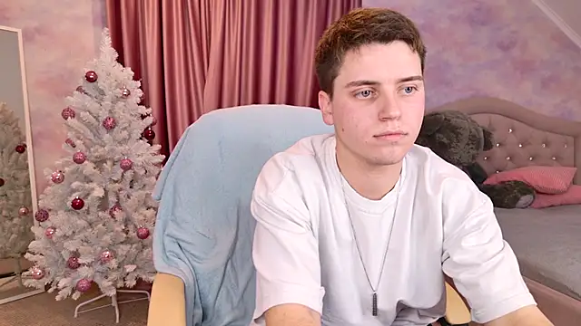 Snapshot of Olie_Sparkle chatting on 12/05/25, 01:25 Olie Sparkle online show from 12/05/25, 01:25