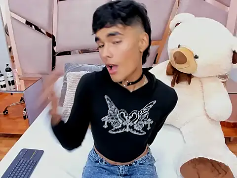 Snapshot of LittleNito chatting on 12/05/25, 08:05 LittleNito online show from 12/05/25, 08:05