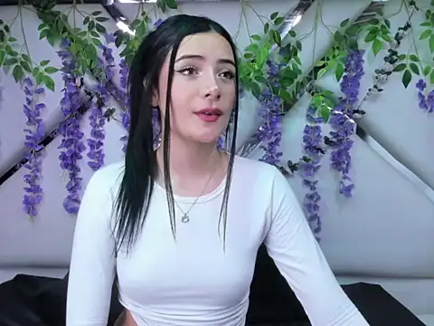 Snapshot of liinzy_rouse69 chatting on 12/18/25, 02:56 liinzy rouse69 online show from 12/18/25, 02:56