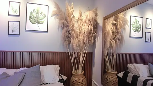 Snapshot of MIAROGGERSS chatting on 12/14/25, 03:34 MIAROGGERSS online show from 12/14/25, 03:34