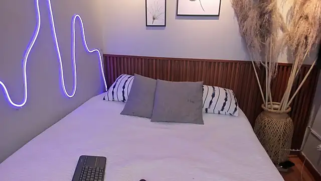 Snapshot of MIAROGGERSS chatting on 01/17/26, 03:00 MIAROGGERSS online show from 01/17/26, 03:00