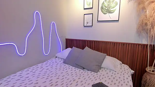 Snapshot of MIAROGGERSS chatting on 02/21/26, 04:02 MIAROGGERSS online show from 02/21/26, 04:02