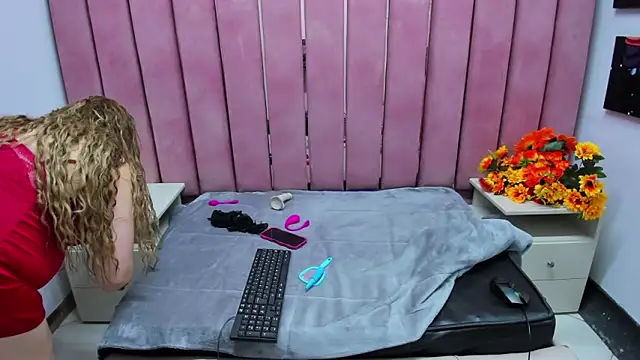 Snapshot of danya_milf chatting on 12/17/25, 06:36 danya milf online show from 12/17/25, 06:36