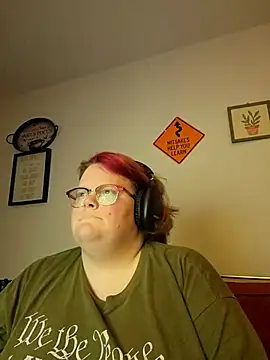 Snapshot of LiaraStrife chatting on 12/02/25, 06:41 LiaraStrife online show from 12/02/25, 06:41