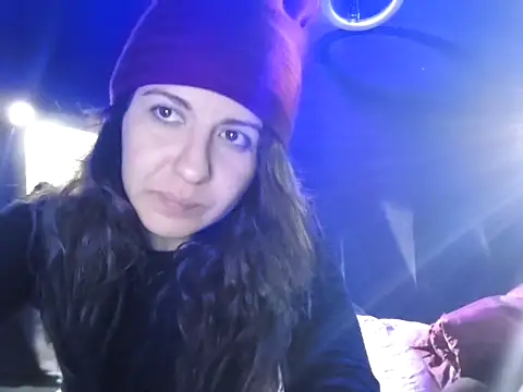 Snapshot of NatyMia chatting on 12/15/25, 11:42 NatyMia online show from 12/15/25, 11:42