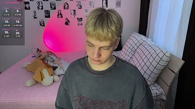 Snapshot of olivertasty2 chatting on 12/15/25, 12:42 olivertasty2 online show from 12/15/25, 12:42