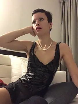 Snapshot of YoungDutchRuby chatting on 12/05/25, 02:36 YoungDutchRuby online show from 12/05/25, 02:36