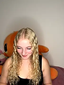 Snapshot of Sophie_cute06 chatting on 12/16/25, 07:08 Sophie cute06 online show from 12/16/25, 07:08