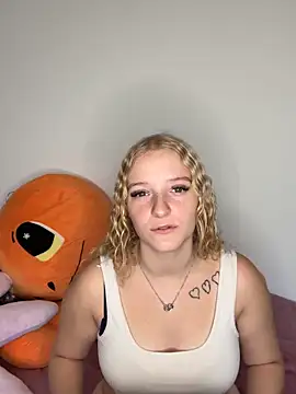 Snapshot of Sophie_cute06 chatting on 12/20/25, 08:10 Sophie cute06 online show from 12/20/25, 08:10