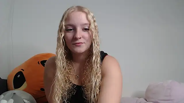 Snapshot of Sophie_cute06 chatting on 12/23/25, 08:12 Sophie cute06 online show from 12/23/25, 08:12