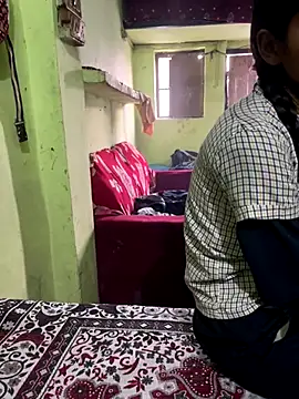 Snapshot of tani-00 chatting on 12/17/25, 02:28 tani-00 online show from 12/17/25, 02:28