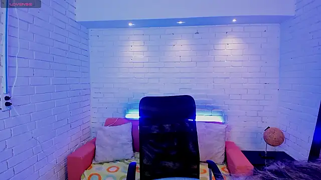 TiffanyHoustton online show from 02/04/26, 12:00