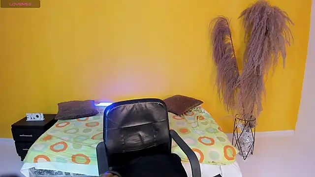 TiffanyHoustton online show from 04/21/26, 01:28