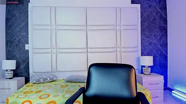 TiffanyHoustton online show from 04/23/26, 11:53