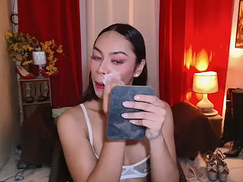 Snapshot of kylieEmparado chatting on 06/14/26, 02:24 kylieEmparado online show from 06/14/26, 02:24