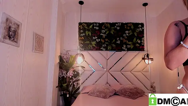 Snapshot of Lolaliips chatting on 12/15/25, 12:20 Lolaliips online show from 12/15/25, 12:20