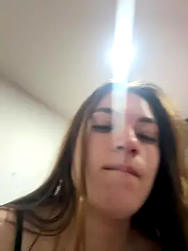 Snapshot of AlaiaSweet__ chatting on 12/15/25, 09:52 AlaiaSweet online show from 12/15/25, 09:52