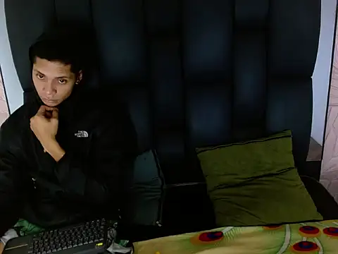 Snapshot of Axel_Marcu chatting on 12/14/25, 02:28 Axel Marcu online show from 12/14/25, 02:28