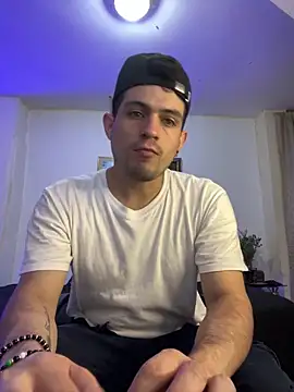 Snapshot of williamsmiiths16 chatting on 12/16/25, 04:23 williamsmiiths16 online show from 12/16/25, 04:23