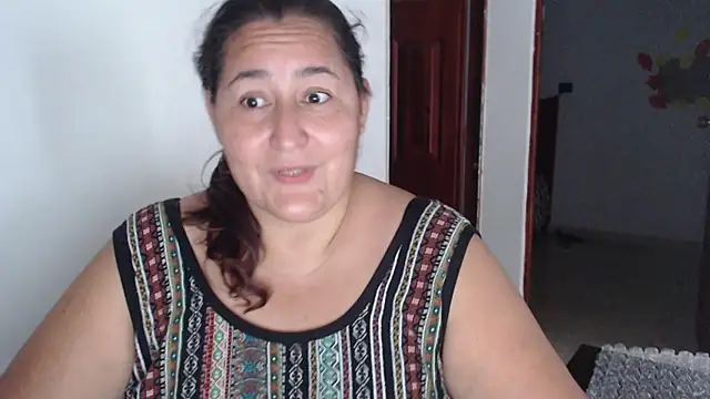 Snapshot of VioletBruces chatting on 12/13/25, 08:04 VioletBruces online show from 12/13/25, 08:04